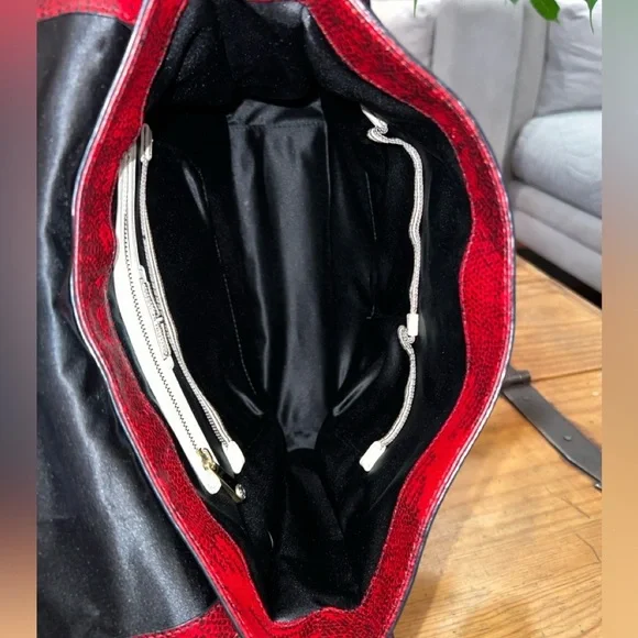 HENRI BENDEL NWOT The Whitney Lizard Messenger Bag w/ dust bag - Picture 13 of 16